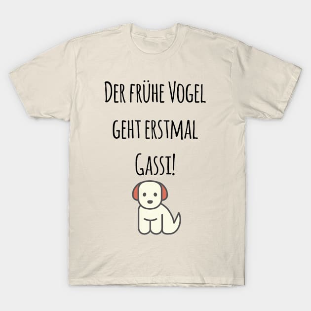 Der frühe Vogel geht erstmal Gassi! Lustiges Design für Hundehalter T-Shirt by Christine aka stine1
